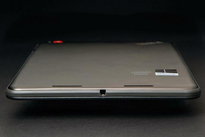 Parte inferiore del tablet per la recensione del Lenovo ThinkPad 8