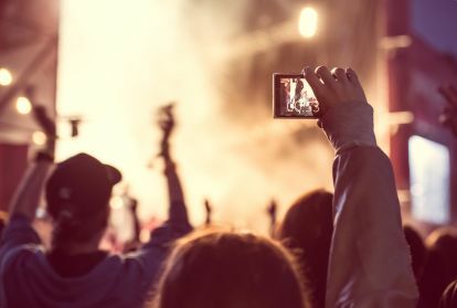 Το ios 10 raw υποστηρίζει κοντινό πλάνο εγγραφής βίντεο με smartphone κατά τη διάρκεια μιας τονισμένης εικόνας συναυλίας