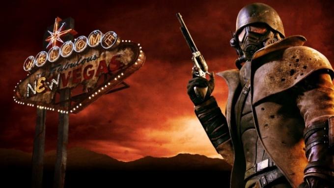 De koerier houdt een pistool vast met een welkomstbord op de achtergrond in Fallout: New Vegas key art.