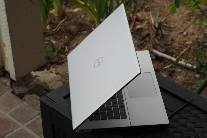 Dell Inspiron 16 Plus hátulnézet, fedéllel és logóval.