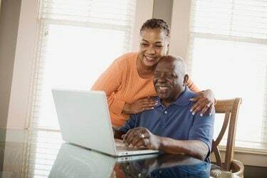 Par som använder bärbar dator