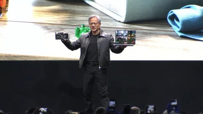 Dyrektor generalny Nvidii pokazujący RTX 4060 Ti na targach Computex 2023.