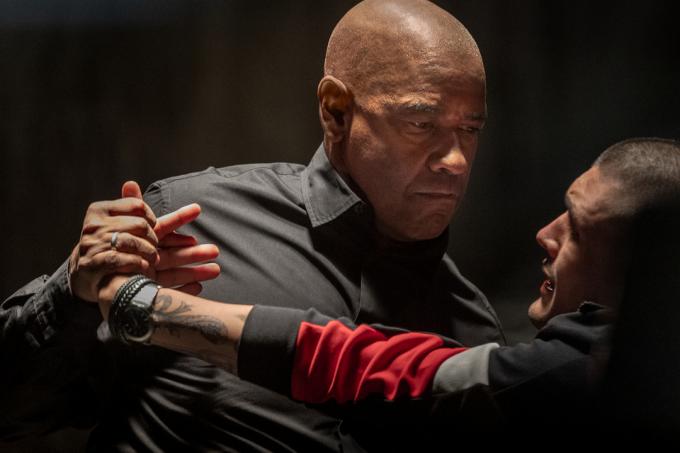 Denzel Washington vrider en gangsters håndled i The Equalizer 3.