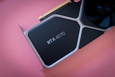 La scheda grafica RTX 4070 su sfondo rosa.