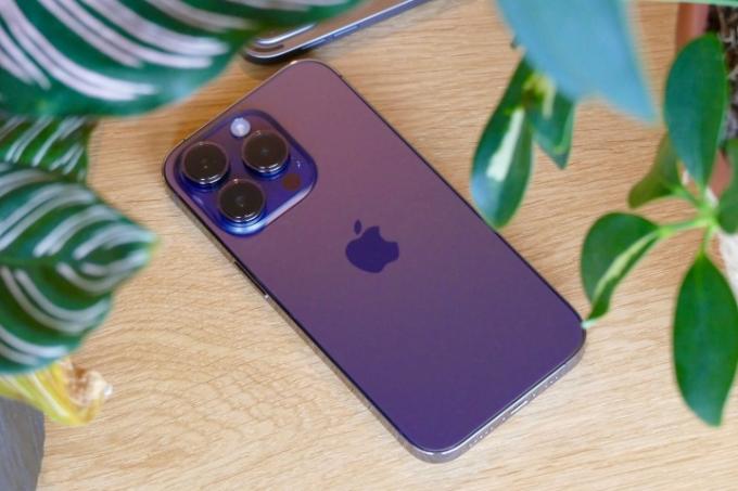 iPhone 14 Pro u Deep Purple boji.