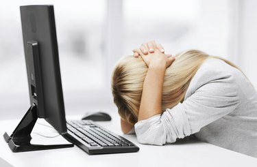 wanita stres dengan komputer