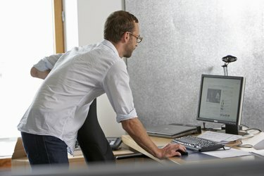 homem fica na mesa