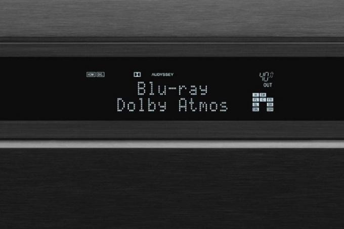 Närbild av en AV-receivers display som visar Dolby Atmos.