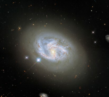 Ta slika, posneta s Hubblovo širokokotno kamero 3, prikazuje spiralno galaksijo NGC 4680. Dve drugi galaksiji, na skrajni desni in spodnji sredini slike, obdajata NGC 4680. NGC 4680 je bila leta 1997 deležna vala pozornosti, saj je bila gostiteljica eksplozije supernove, znane kot SN 1997bp. Avstralski amaterski astronom Robert Evans je identificiral supernovo in identificiral izjemnih 42 eksplozij supernove. 
