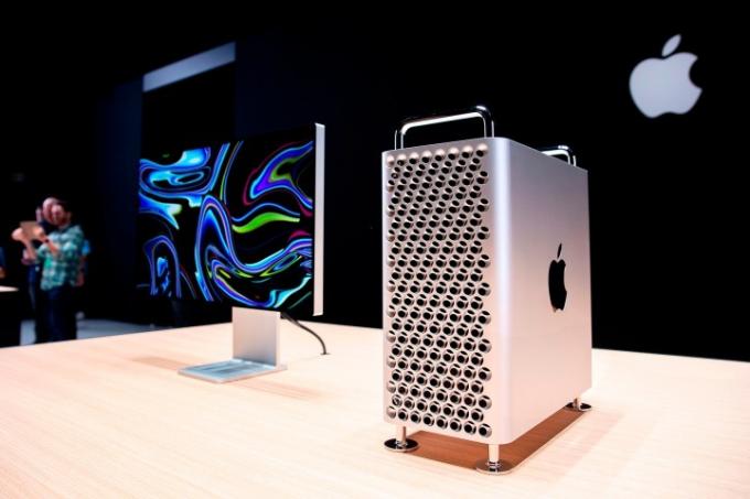 Apple의 새로운 Mac Pro가 Apple의 세계 개발자 컨퍼런스(WWDC) 기간 동안 쇼룸에 전시되어 있습니다.