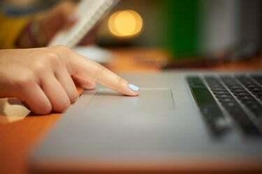 Chica estudiante universitaria con trackpad de computadora en la noche