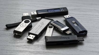 Mucchio di chiavette USB
