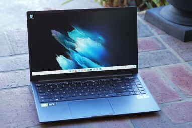 Samsung Galaxy Book Odyssey på et bord.