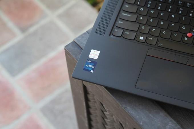 vPro 라벨이 표시된 Lenovo ThinkPad X1 Extreme 5세대 하향식 보기.