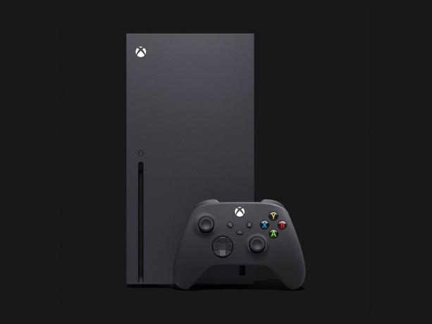 En svart Xbox Series X och handkontroll mot en svart bakgrund.