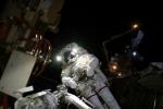 Deux marcheurs de l'espace installent un nouveau panneau solaire sur l'ISS