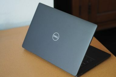 Dell Latitude 7330 UL უკანა ხედი, სადაც ნაჩვენებია სახურავი და ლოგო.