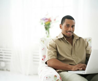 Jovem com laptop