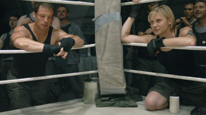 Lee Adama und Kara Thrace am Ring während eines Boxkampfs in der Battlestar Galactica-Folge „Unfinished Business“.