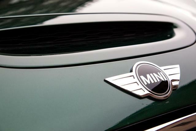 2015-MINI-Cooper-S-Hardtop-front-badge-main
