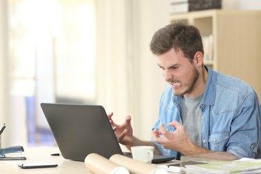Emprendedor enojado y furioso con laptop