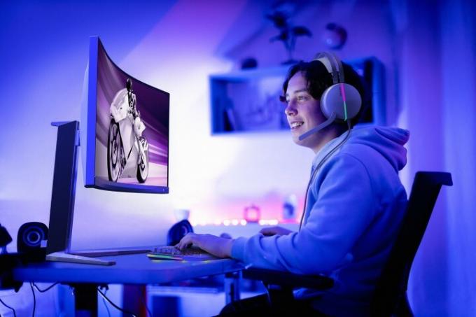 Igralec sedi pred igralnim monitorjem Evnia Philips.