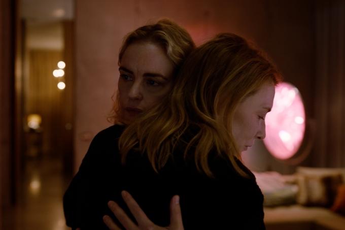 Nina Hoss e Cate Blanchett se abraçam no TÁR.