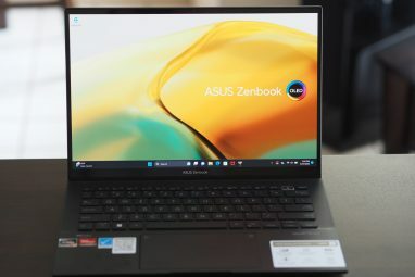 Asus Zenbook 14 OLED のディスプレイとキーボード デッキを示す正面図。