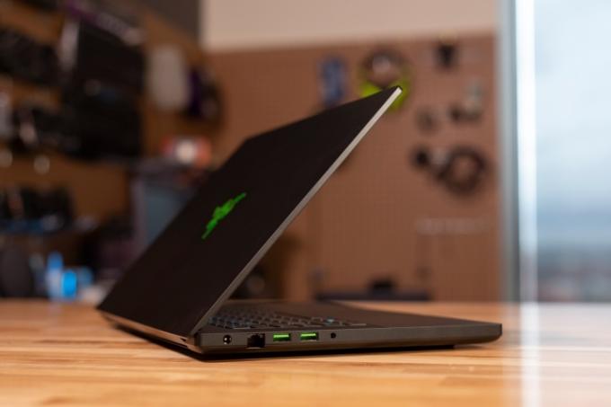 Stranski profil osnovnega modela Razer Blade 15.