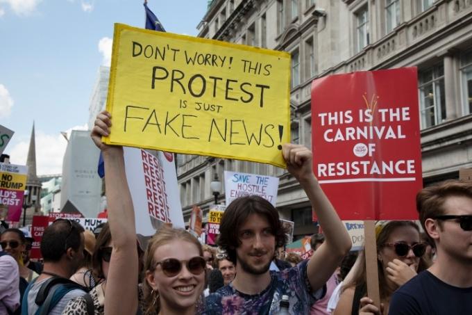 protesto contra notícias falsas