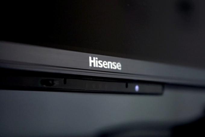 Izbliza naziv robne marke na mini-LED TV-u Hisense U8H 4K.