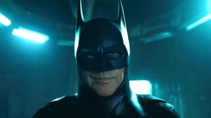 Michael Keaton zpět v obleku jako Batman ve Flashi.