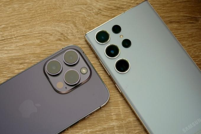 Módulos de câmera do iPhone 14 Pro e Galaxy S23 Ultra.