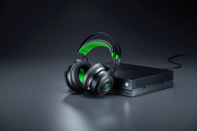 Razer Nari Ultimate instalado em um Xbox One.