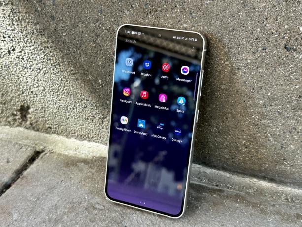 Samsung Galaxy S23 viser apper på skjermen