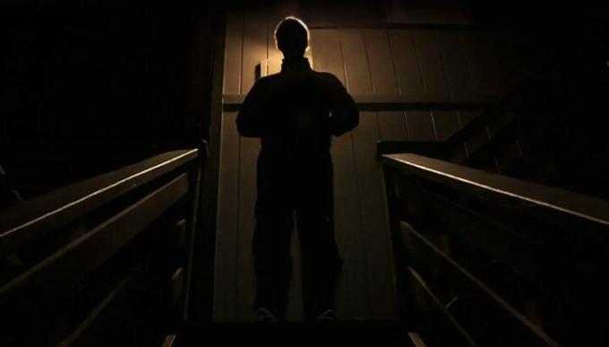 Un uomo si trova nell'ombra in Creep del 2014.