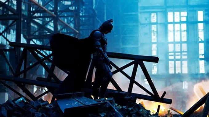 Бэтмен (Кристиан Бэйл) среди обломков в «Темном рыцаре».