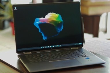 HP Spectre x360 se deschide pe o masă.