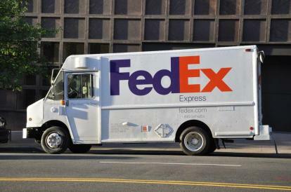 FedEx Van dostarczający przesyłki na ulicy miejskiej.