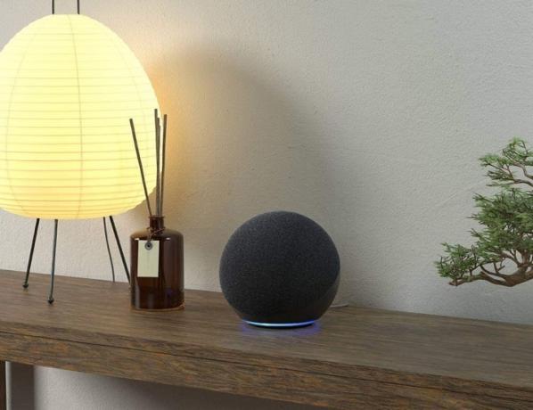 Amazon Echo 4th Gen smart højttaler på et bord.