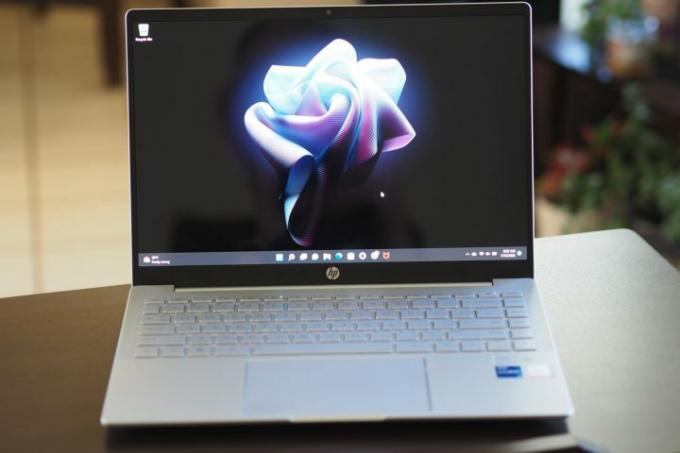 HP Pavilion Plus 14, вид спереди: дисплей и клавиатура.