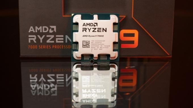 Ryzen 9 7900X stoji uz kutiju.