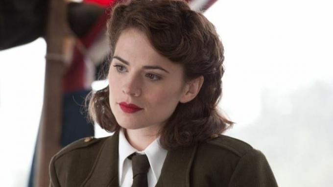 Peggy Carter je videti resna v Stotniku Ameriki: Prvi maščevalec.