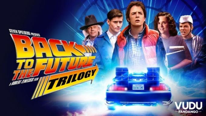 นักแสดงจากเรื่อง Back to the Future สวมโปสเตอร์สำหรับภาพยนตร์ที่เฉลิมฉลองไตรภาคนี้