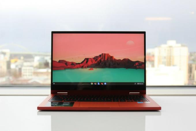 جالاكسي Chromebook جالسًا على منضدة.