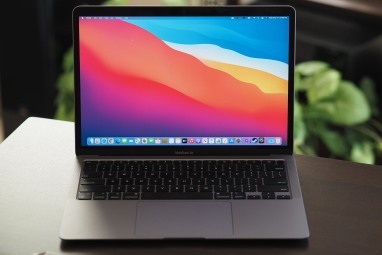 Macbook Air s pogonom M1, odprt na mizi.