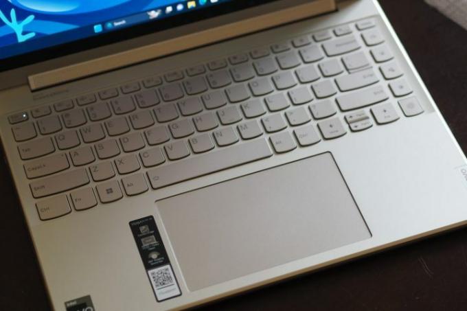 Lenovo Yoga 9i Gen 8 pohľad zhora nadol zobrazujúci klávesnicu a touchpad.