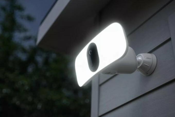 najboljše pametne varnostne kamere ces 2020 arlo pro 3 reflektor na beli hiši