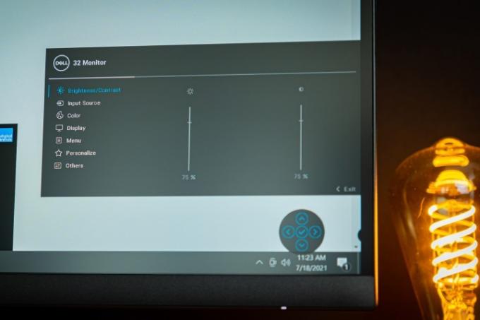 Nærbillede af Dell 32 4K USB-C Hub-skærmens lysstyrkeindstillinger.