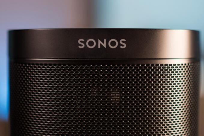Sonos One closeup loga.